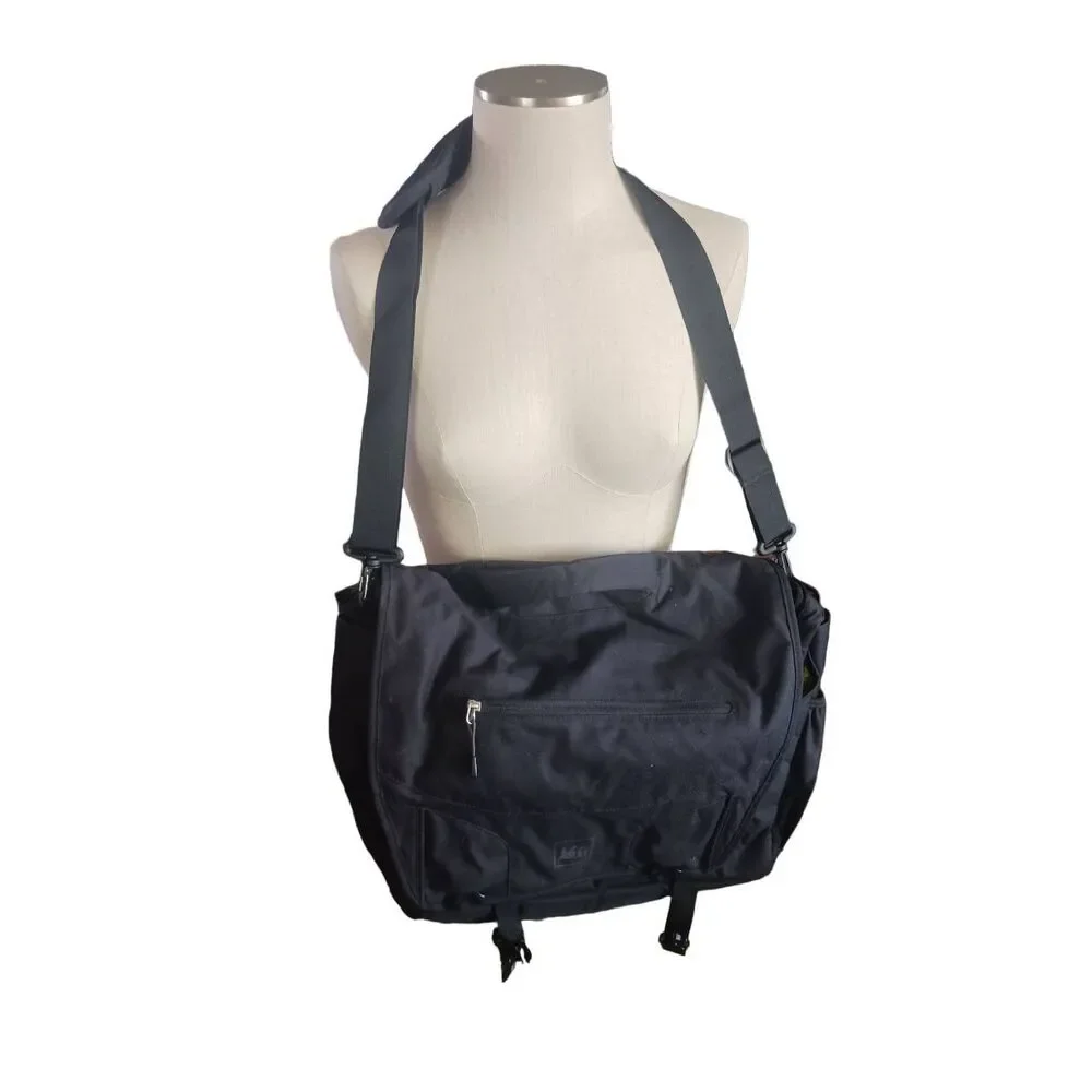 REI messenger style laptop case / bag chrome buran